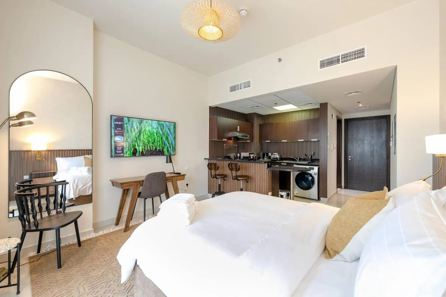 Special August Rates - Elegant Studio - Golf Views Dubai